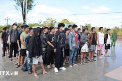 Sixty-three Vietnamese citizens are handed over by Cambodian authorities. (Photo: VNA) 
