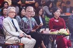 Ngo Phuong Ly (right), spouse of Party General Secretary To Lam, and Duke of Richmond Charles Henry Gordon-Lennox and his spouse enjoy Vietnamese tea and special performances at the Vietnam National Fine Arts Museum on February 24. (Photo: VNA)