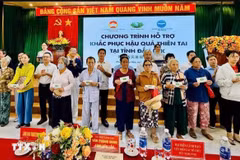 Relief funds and aid supplies presented to flood-affected residents. (Photo: VNA)