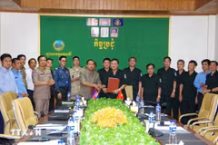 The Steering Committee 515 of Dak Lak province and the Mondulkiri Special Task Committee sign an agreement at the talks. (Photo: VNA)