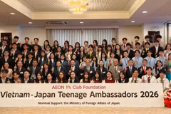 Participants in the 2026 Vietnam–Japan Teenage Ambassadors programme pose for a group photo with delegates. (Photo: VNA) 