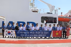 Delegates from the Vietnam Coast Guard and the Korea Coast Guard pose for a commemorative photo. Photo: Trường Giang/VNA Correspondent in the Republic of Korea. (Photo: VNA)