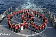 Overseas Vietnamese joining the “Great Solidarity Ship” journey stand in a heart shape in the midst of the sea. (Photo: VietnamPlus)