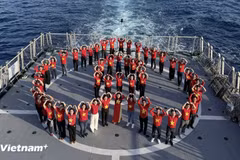 Overseas Vietnamese joining the “Great Solidarity Ship” journey stand in a heart shape in the midst of the sea. (Photo: VietnamPlus)