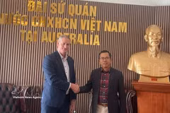 Vietnamese Ambassador to Australia Pham Hung Tam (right) meets with Simon White, President of the Australia–Vietnam Business Council Queensland (AVBCQ), at the Vietnamese Embassy in Canberra. (Photo: VNA) 