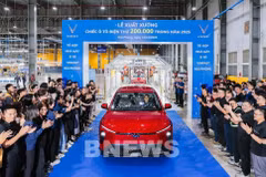 The 200,000th vehicle to roll off the production line this year is the all-electric 7-seat MPV model Limo Green. (Photo: VNA)