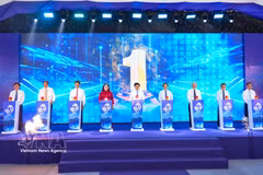 Officials perform the ground-breaking ceremony for the 450MW Dau Tieng 5 Solar Power Plant project in Duong Minh Chau Commune, Tay Ninh province, on August 4. (Photo: VNA)
