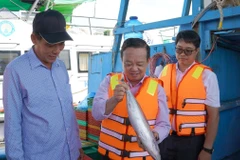 Vice Chairman of the Ho Chi Minh City People’s Committee Bui Minh Thanh inspects seafood unloaded from a fishing boat. (Photo: nongnghiepmoitruong.vn) 