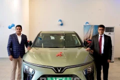 Tapan Ghosh (right), CEO of VinFast India and Santosh Dhone, director of VinFast Hadapsar & Baner in Pune, at the dealership’s grand opening ceremony. (Photo: VNA)