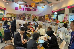 Businesses from Vietnam and Indonesia engage in direct exchanges, showcase their products, and seek distribution partners at the forum. (Photo: VNA)