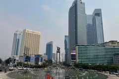 The Bundaran HI roundabout, a landmark in central Jakarta, featuring the iconic Selamat Datang Monument. (Photo: VNA)
