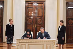 Phung Thi Hong Ha, Deputy Secretary of the municipal Party Committee, Chairwoman of the Hanoi People’s Council and Deputy Head of the Hanoi National Assembly deputies' delegation, and Chairman of the Legislative Assembly of Saint Petersburg Aleksandr Belsky sign an MoU on cooperation between the Hanoi People’s Council and the Legislative Assembly of Saint Petersburg. (Photo: VNA) 