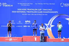 Organisers present individual awards to athletes competing in the 2026 National Triathlon Club Championships. (Photo: VNA) 