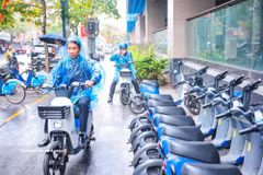 Commuters use electric motorbikes parked on the pavement of a street in Hanoi. (Photo: VNA)