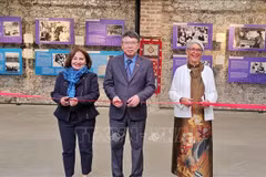 Delegates at the opening ceremony of the "long haired army" exhibition (Photo: VNA) 