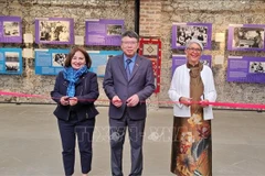 Delegates at the opening ceremony of the "long haired army" exhibition (Photo: VNA) 