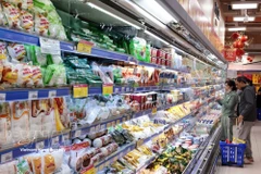 Customers shop for goods at Co.opmart Nguyen Trai supermarket in Hanoi. (Photo: VNA)