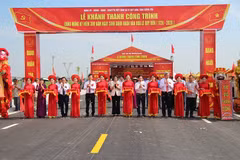 Delegates cut the ribbon to inaugurate the road. (Photo: baodautu.vn)