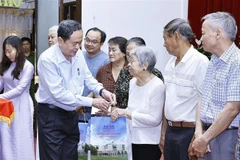 NA Chairman presents Tet gifts to disadvantaged residents in Can Tho city (Photo: VNA)