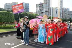 Vietnamese artists in the parade. (Photo: VNA)