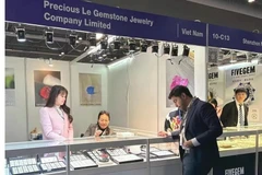 A Vietnamese germstone jewelry booth at the fair (Photo: VNA)