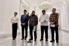 Bank Indonesia Governor Perry Warjiyo (centre) outlines seven strategies to strengthen the rupiah during a press briefing at the Merdeka Palace courtyard in Jakarta, May 5, 2026. (Photo: ANTARA)