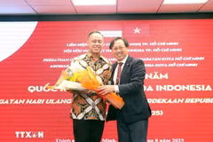 Mai Ba Hung, Chairman of the Vietnam – Indonesia Friendship Association of HCM City (R) and Acting Consul General of Indonesia in HCM City Adiguna Wijaya. (Photo: VNA)