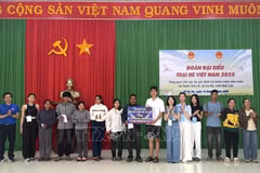 Vietnamese students in Poland present gifts to those in need in Dak Lak on July 16. (Photo: VNA) 