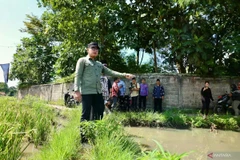 Indonesian Deputy Home Affairs Minister Bima Arya Sugiarto inspects Sasak irrigation area in Bogor District, West Java, December 27,2024 (Photo: en.antaranews.com) 