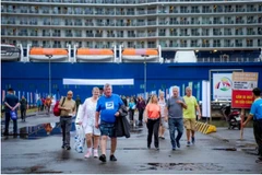 Cruise tourists in Vietnam (Photo : Sai Gon Giai Phong)