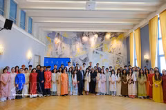 Lorient Mayor Fabrice Loher poses for a photo with participants in the fourth Vietnam Festival in Lorient. (Photo: VNA) 