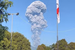 Smoke after the eruption of Mount Dukono in Indonesia (Photo:Reuters)