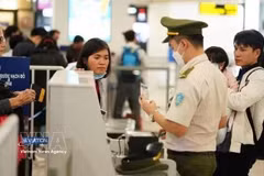 Passengers undergo security check at an airport. (Photo: VNA) 
