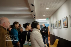 The photo exhibition on Vietnam attracts students and locals in France. (Photo: VNA)