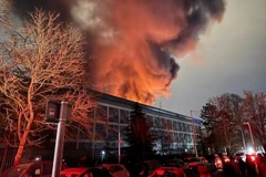 A large fire breaks out near Heathrow Airport. (Photo: nguoiduatin)