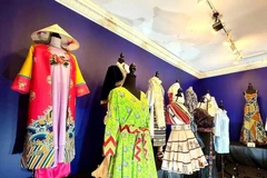 The ao dai Nhat Binh, a type of court dress from the Nguyen Dynasty (1802-1945), part of a special collection by designer Cao Minh Tien, at an exhibition in Washington, D.C. (Photo: VNA)