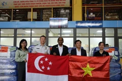 Representatives of Vietnam’s Ministry of Agriculture and Environment receives the relief shipment at Noi Bai International Airport on October 25. (Photo: congthuong.vn) 