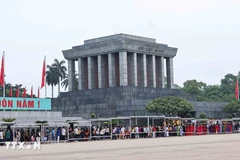 Visitors queue to pay tribute to President Ho Chi Minh at the mausoleum (Photo: VNA) 