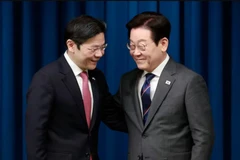 RoK's President Lee Jae-myung and Singapore Prime Minister Lawrence Wong exchange greetings following a joint press announcement at the Yongsan presidential office. (Photo: Yonhap) 