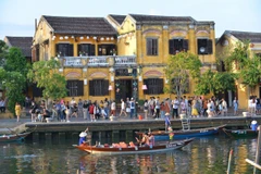Hoi An ancient town attracts large numbers of tourists. (Photo: VNA)
