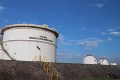 The Dung Quat refinery operates at 123.5% of its capacity, boosting domestic fuel supply. (Photo: VNA)