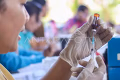 A health worker prepares a measles vaccine for a child at an integrated health post in Labuan Bajo, West Manggarai, East Nusa Tenggara, April 6, 2026. (Photo: ANTARA)