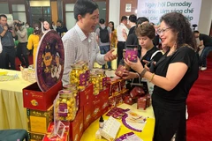 Introducing OCOP products to visitors at an OCOP fair (Photo: VietnamPlus)