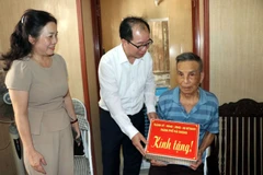 Hai Duong city's leaders present gifts to a family with a newly renovated house. (Photo: VNA)