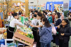 A large number of visitors flock to the booth showcasing Son La province’s signature and specialty products. (Photo: VNA) 