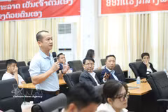 A Vietnamese business representative in Laos raises opinions at the forum. (Photo: VNA) 