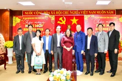 Leaders of Vinh Long province pose for a group photo with representatives of the FBH Media Company. (Photo: VNA)