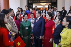 NA Chairman Tran Thanh Man meets with representatives of the Vietnamese community in Malaysia on September 16. (Photo:VNA)