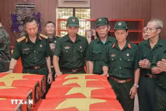 Veterans pay tribute to their fallen comrades recovered from Le Thi Rieng Park in Ho Chi Minh City. (Photo: VNA)