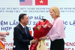 Standing Vice Chairman of the HCM City People’s Council and Chairman of the Vietnam – US Friendship Association of HCM City Pham Thanh Kien (L) presents flowers to US Consul General in HCM City Susan Burns at the ceremony. (Photo: VNA)